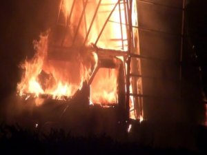 Mobilya yüklü kamyonet, kırmızı ışıkta alev aldı