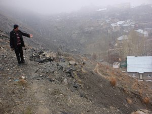 MAHALLE SAKİNLERİ ÖLÜMLE BURUN BURUNA YAŞIYOR