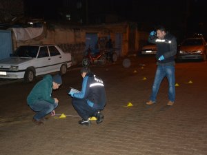 POMPALI TÜFEK VE TABANCALARLA EVİ KURŞUNLADILAR