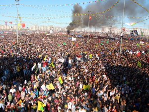 Sağanak yağışta renkli Newroz