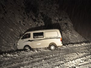 BAHARDA YAĞAN KAR YOLLARI KAPATTI