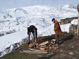 KAYMAKAM ALDI ELİNE BALTAYI