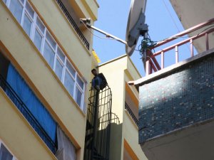 EŞİNE KIZDI SOLUĞU ÇATIDA ALDI