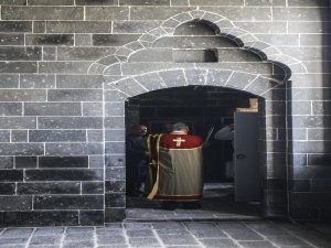 Papaz Paskalya'da, kutsanmak isteyen Müslüman kadını kabul etmedi