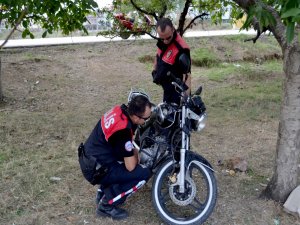 Çalıntı Motorla Gezen Şahıslar Yakalandı