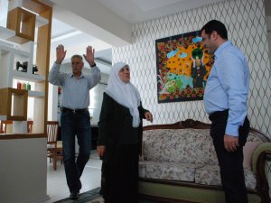 Demirtaş, annesinin elini öpüp hayır duasını alarak seçim startını verdi