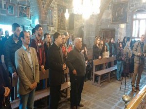 Akar: Mutlu bir dünyayı meydana getirmek temel hedefimizdir