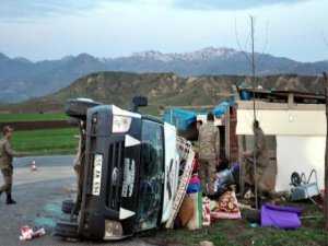 Mevsimlik İşçileri Taşıyan Minibüs Devrildi: 22 Yaralı