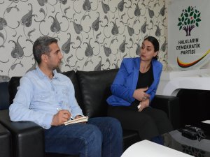 HDP'nin Ezidi adayı Feleknas Uca, meclis andı için Türkçe öğreniyor