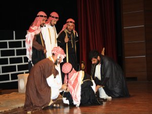 DİCLE ÜNİVERSİTESİNDE KUTLU DOĞUM KAPSAMINDA TİYATRO SAHNELENDİ