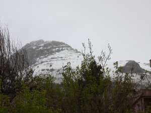 Ergani 'ye Nisan karı yağdı