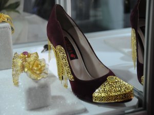 Mücevherleri 250 polis korudu