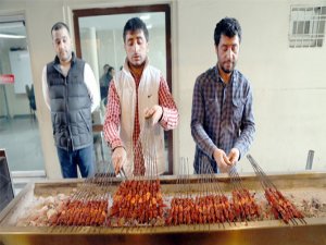 Üç öğün "ciğer kebabı" yiyorlar
