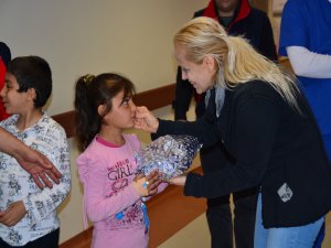 Sevgi eli 10 bin çocuğa dokundu