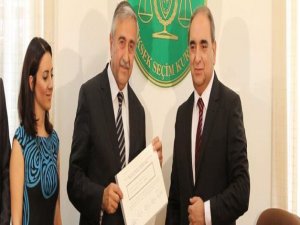 Mustafa Akıncı mazbatasını aldı