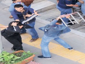 Esnaf, kızlara laf atan gençleri tabureyle dövdü