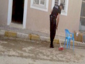 O polis ekmek kırıntılarını temizlemiş...