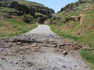 Silvan Barajı yolundaki menfezde patlama