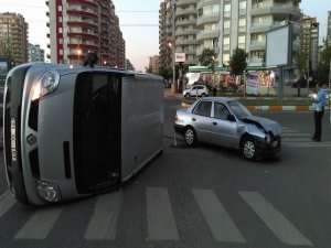 IŞIK İHLALİ KAZAYA SEBEP OLDU: 2 YARALI