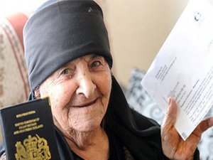 İngiltere'nin En Yaşlı Seçmeni Diyarbakırlı Ayşe Nine Oldu