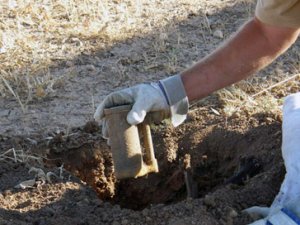 Çîroka gundê dora wî bi mayînan hatî girtin