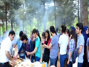 İntörn Doktorlar ve Tıp Öğrencileri Piknikte