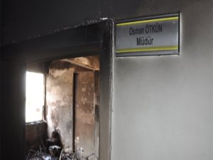 Okul müdürünün odasını kundakladılar