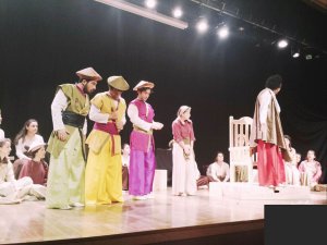 DİCLE ÜNİVERSİTESİ’NDE TİYATRO FESTİVALİ BAŞLADI