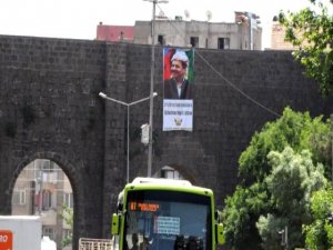 Diyarbakır surlarına Barzani'ye destek pankartı asıldı