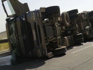 Virajı alamayan tır devrildi