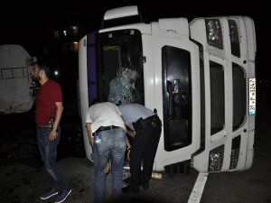 Tanker çocuğa çarptıktan sonra devrildi: 2 yaralı