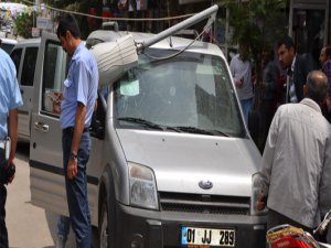 Fırtına direkleri söktü