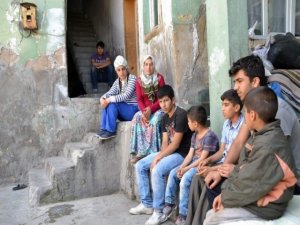 Babaları 6 yıl önce ölen 6 çocuğu, anneleri de terk etti