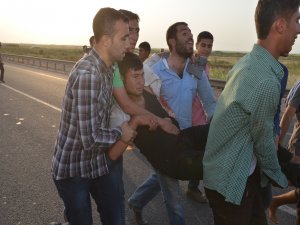 YOL KAPATAN ÇİFTÇİLER İLE SÜRÜCÜLER ARASINDA KAVGA: 4 YARALI