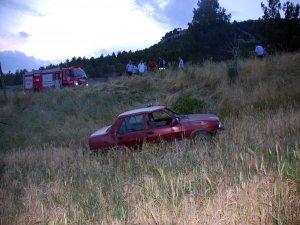 Otomobil uçuruma yuvarlandı: 2 yaralı