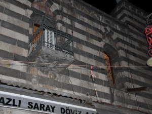 HALI SİRKELEYEN İŞÇİLER ASMA DUVARDAN DÜŞTÜ:2 YARALI