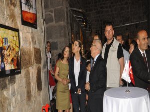 Minikler sanat eserlerini sergilediler