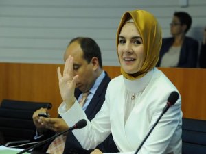 Avrupa'nın ilk başörtülü milletvekili ihraç edildi!