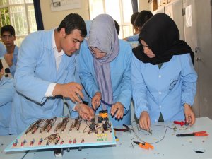 BU OKUL FABRİKALARA TAŞ ÇIKARTIYOR