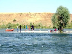 Baraj kapakları açılında Dicle nehri’ndeki adacıkta mahsur kaldılar