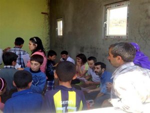 Öldürülme korkusu nedeniyle 50 öğrenciye karnelerini öğretmenleri götürdü