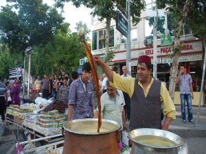 RAMAZAN KENDİNE HAS TATLARI DA BERABERİNDE GETİRDİ