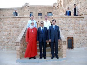 MARDİN VALİSİ KOÇAK, BİN 618 YILLIK MOR GABRİEL MANASTIRINI ZİYARET ETTİ