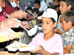 ÇADIR KENTTE BİN KİŞİYE İFTAR VERİLDİ