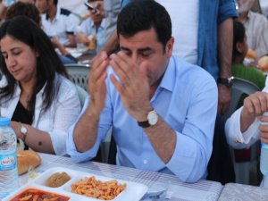 DEMİRTAŞ, İLK İFTARINI HALKLA AÇTI