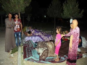 PARK VE SOKAKLARDA YATAN SURİYELİLER YÖRE HALKININ VERDİĞİ YEMEKLE SAHUR YAPIYOR