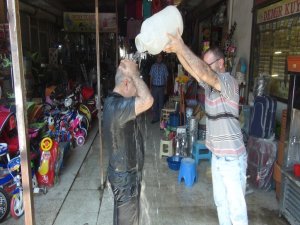 SICAKTAN BULANAN ESNAFIN SERİNLEME YÖNTEMİ GÖRENLERİ ŞAŞIRTIYOR