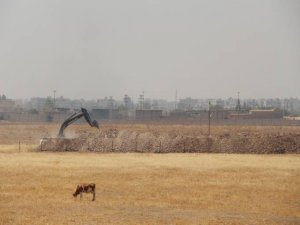 Nusaybin ile Qamislo arası hendek kazımı sürüyor