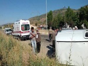 Otomobil Refüje Çarpıp Yan Yattı: 2 Yaralı