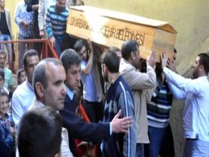 Sevgilisiyle babaannesini öldüren genç kadın taziyeye katılmış